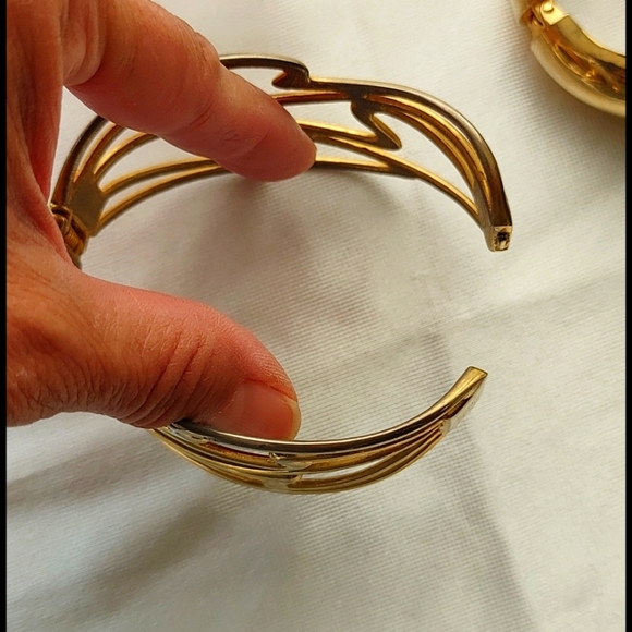 Vintage gold tone clamp bangle bracelet $13 ea. or $30 for lot. - Picture 3 of 7